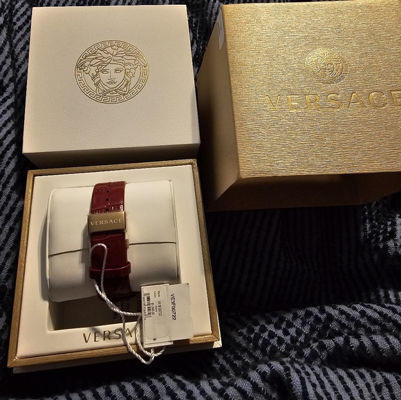 Versace Medusa Red Gold Watch - Picture 2 of 5